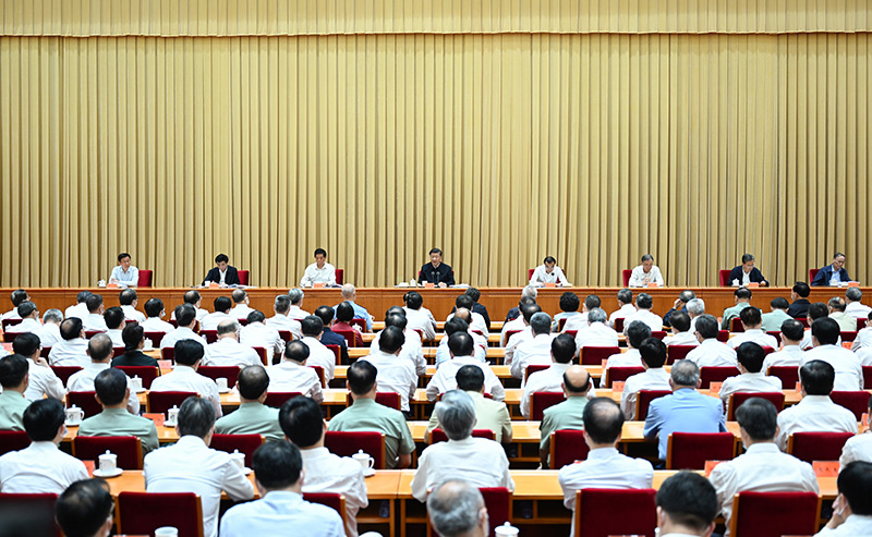7月26日至27日，省部级主要领导干部“学习习近平总书记重要讲话精神，迎接党的二十大”专题研讨班在京举行。中共中央总书记、国家主席、中央军委主席习近平在开班式上发表重要讲话。李克强、栗战书、汪洋、王沪宁、赵乐际、韩正、王岐山出席开班式。新华社记者 谢环驰 摄
