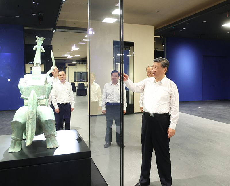 7月25日至27日，中共中央总书记、国家主席、中央军委主席习近平在四川考察。这是26日下午，习近平在位于德阳市广汉市的三星堆博物馆新馆参观。